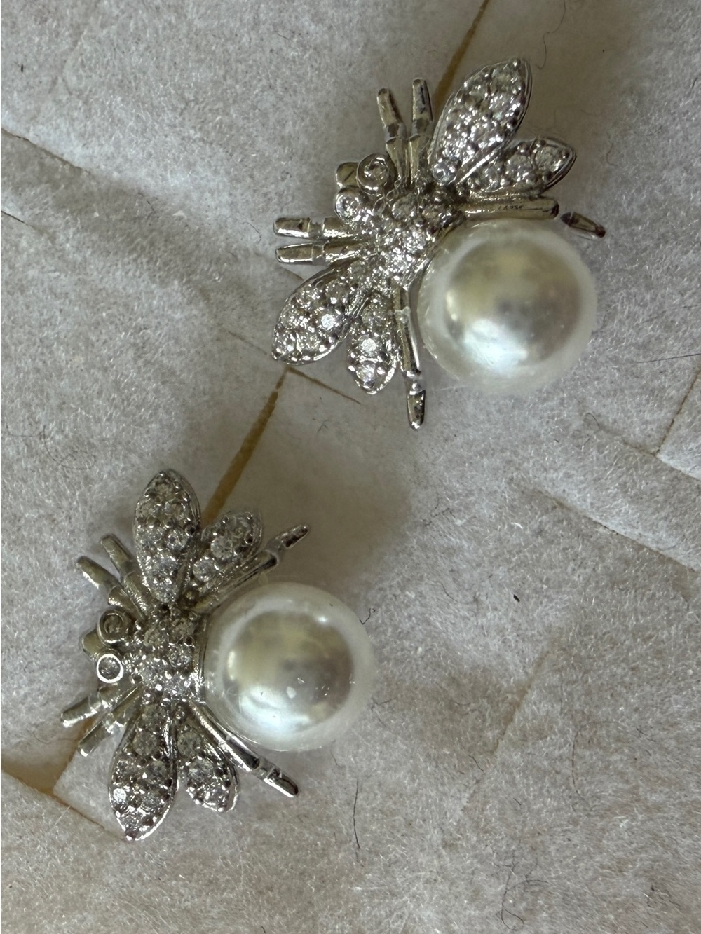 Source Unknown Silver Bee Pearl Stud Earrings with Clear Crystals